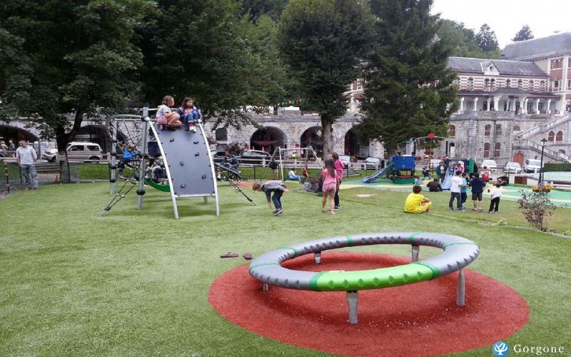 Aire de jeux au pied de l\'immeuble